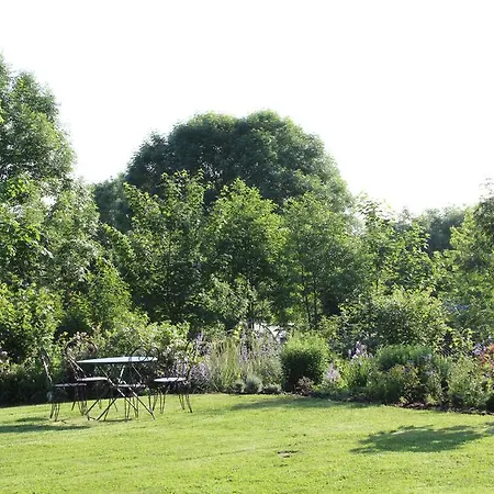 Au Jardin Des Violettes Bed and breakfast Maheru